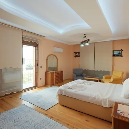 Villa Lueks Bahceli Oezel Havuzlu Fethiye