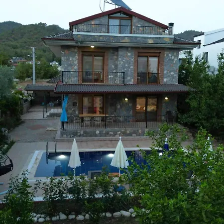 Lueks Bahceli Oezel Havuzlu Villa *