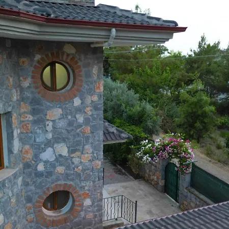Lueks Bahceli Oezel Havuzlu Villa *