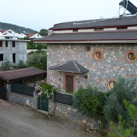 Lueks Bahceli Oezel Havuzlu Villa