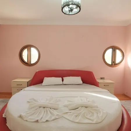 Lueks Bahceli Oezel Havuzlu Villa *