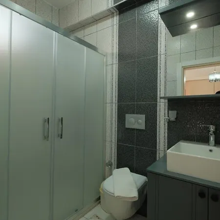 Lueks Bahceli Oezel Havuzlu Villa