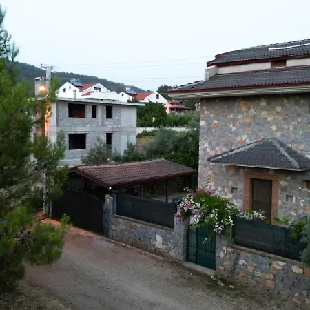 Villa Lueks Bahceli Oezel Havuzlu Fethiye