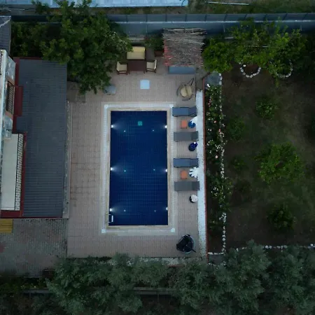 Villa Lueks Bahceli Oezel Havuzlu